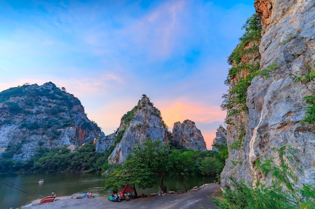 Paisaje de la montaña de la serpiente en la provincia de Ratchaburi Tailandia En Tailandia llamamos Khao Hin Ngoo