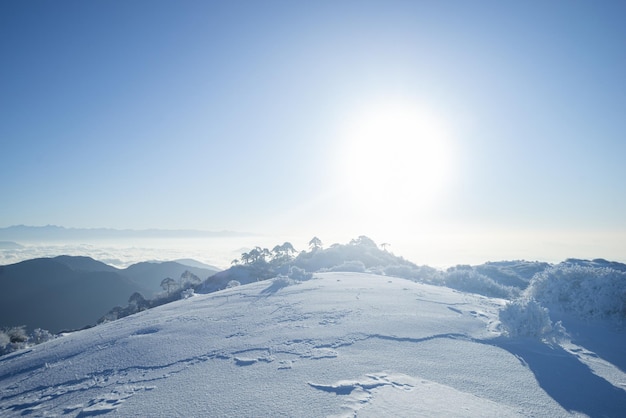 Paisaje de montaña de sol de invierno brillante