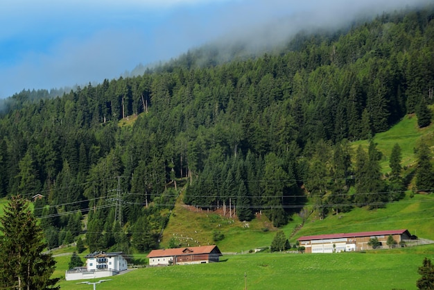 Paisaje de montaña Suiza cielo azul claro