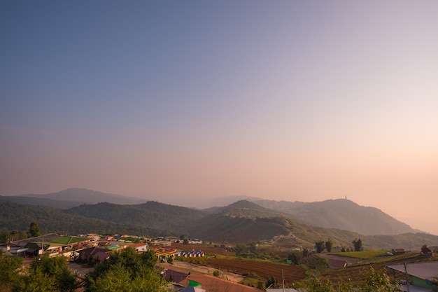 Paisaje de montaña en sunrise