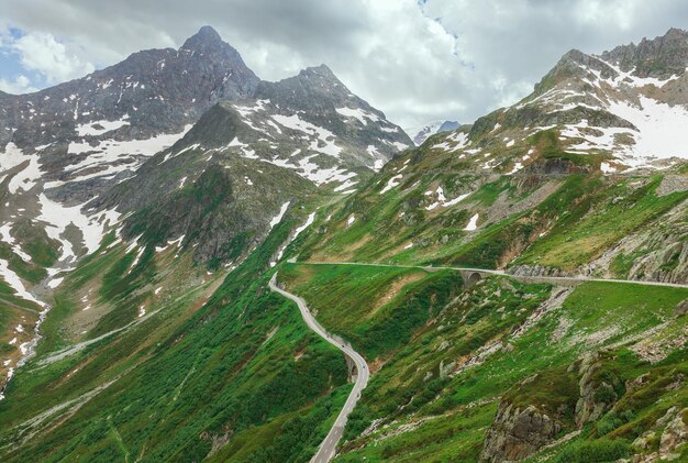 Paisaje de montaña de Sustenpass en los alpes suizos