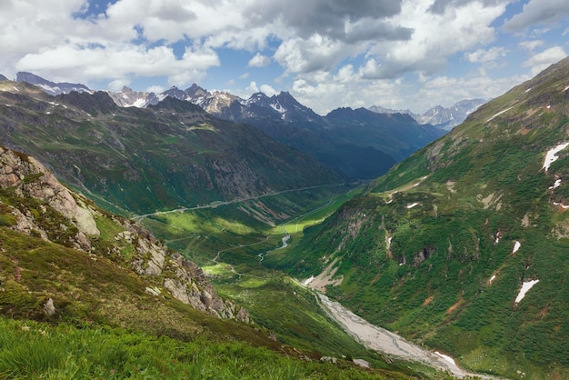 Paisaje de montaña de Sustenpass en los alpes suizos