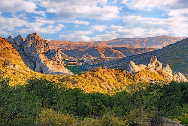 paisaje de montaña con un valle en el que se ubica un asentamiento rural