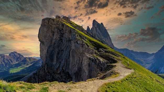 Paisaje de montaña con vegetación y nubes.