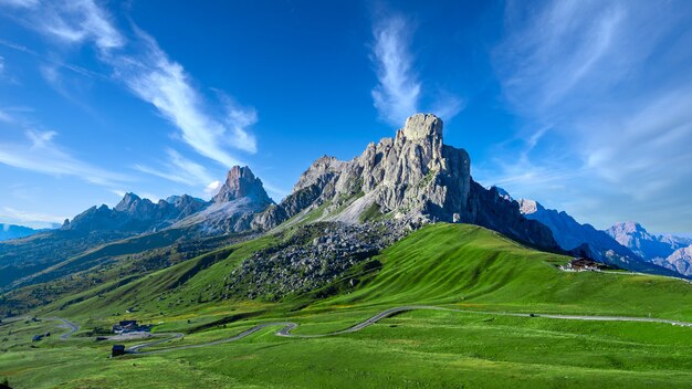 Paisaje de montaña con vegetación y nubes.