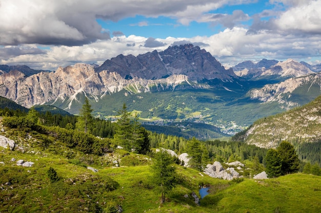 Foto paisaje de montaña de verano con grandes picos de los dolomitas y árboles passo di giau alpes italia europa