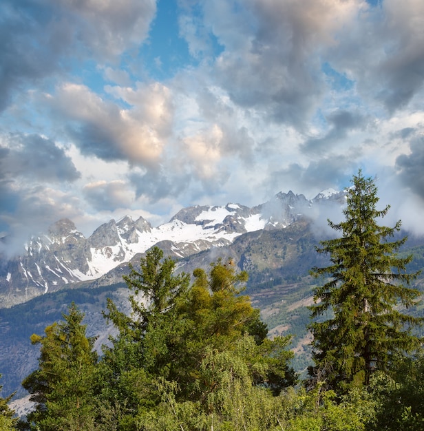 Paisaje de montaña de verano con nieve en la cima del monte, Alpes, Suiza