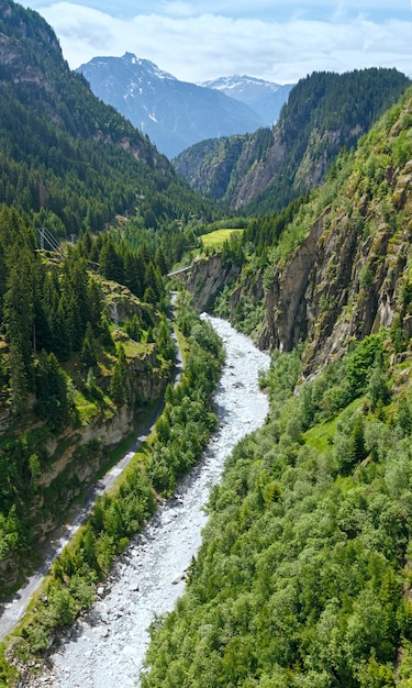 Paisaje de montaña de verano con puente que cruza el barranco (Alpes, Suiza)