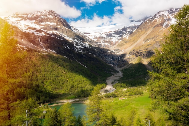 Paisaje de montaña de verano en Suiza hermoso valle alpino