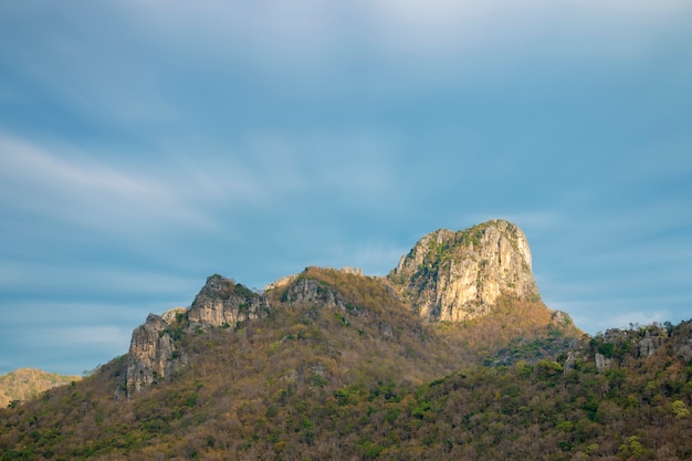 Paisaje de montaña de verano en Tailandia.