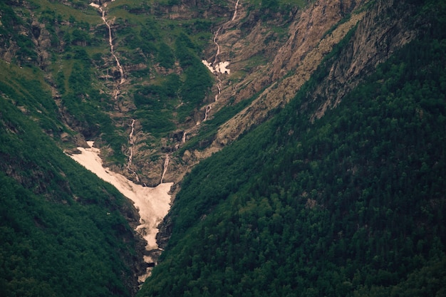 Paisaje de montaña verde en Noruega