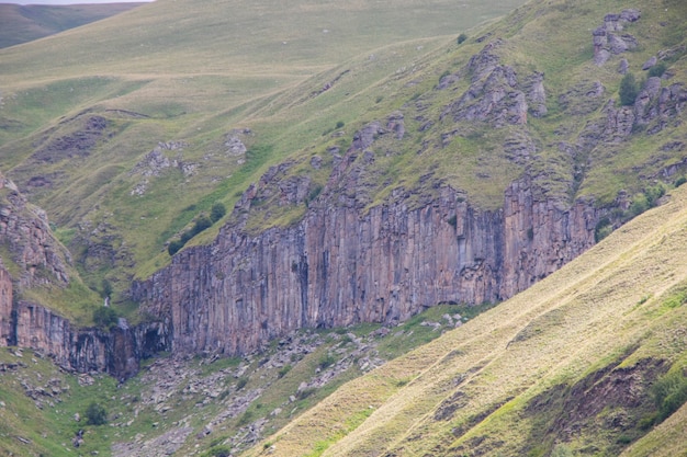 Paisaje de montaña verde y vista en Georgia. Montañas en Truso.