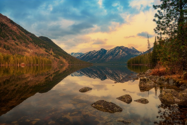 Paisaje de montaña, vista al lago, Kazajstán