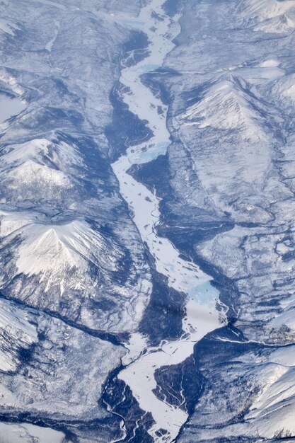 Paisaje de montaña con vista al río desde un avión Panorama nevado