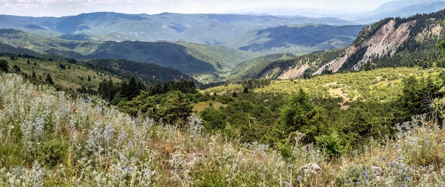 Paisaje de montaña con vistas al bosque Grecia central Evrytania