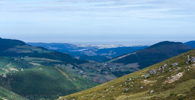 Paisaje de montaña con vistas al mar.