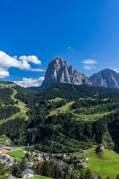 Paisaje de las montañas de los Alpes en Italia