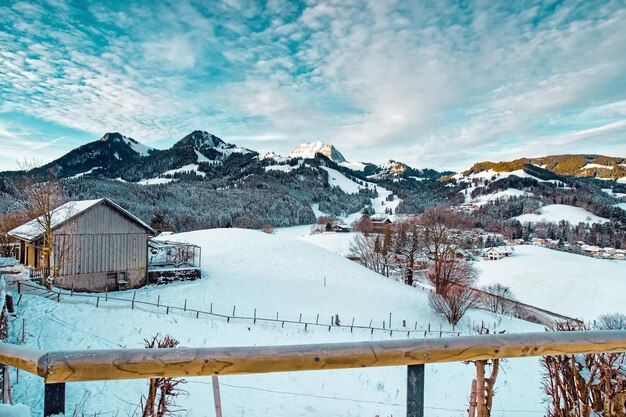 Paisaje con las montañas de los Alpes en el pueblo de la ciudad de Gruyeres en Suiza en invierno