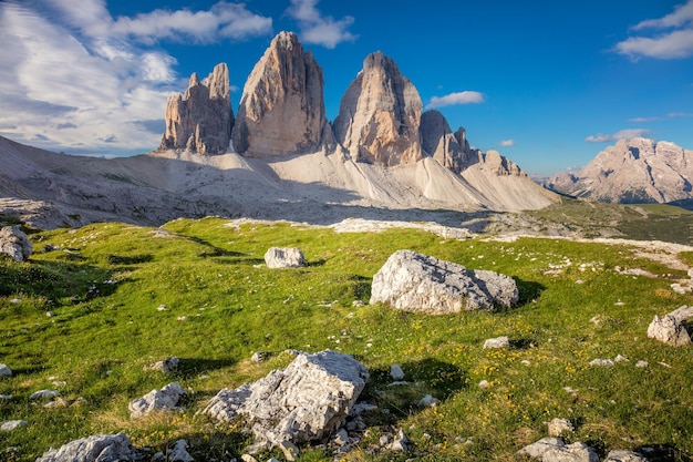 Paisaje de las montañas de los Alpes Tre Cime di Lavaredo Montañas en verano Alpes Dolomitas Italia