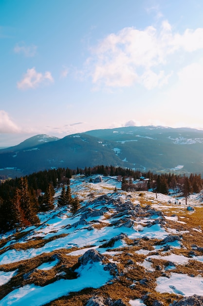 Paisaje de montañas y bosques en invierno