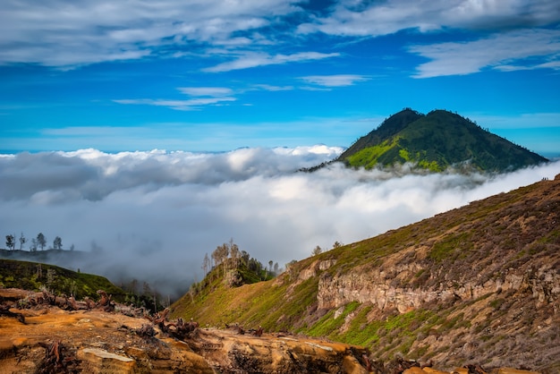 Paisaje de montañas cantidad de niebla en el volcán Kawah Ijen, Java, Indonesia.