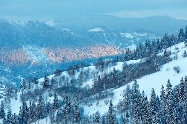 Paisaje de las montañas de los Cárpatos ucranianos de invierno por la noche