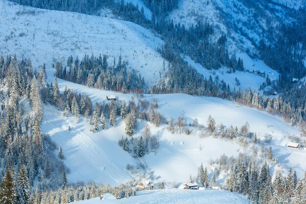 Paisaje de las montañas de los Cárpatos ucranianos de invierno