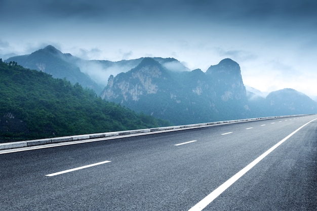 Paisaje de montañas y carreteras nubladas