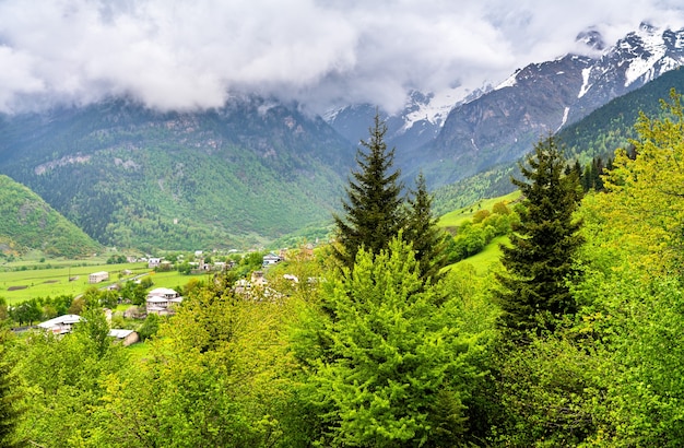 Paisaje de las montañas del Cáucaso en Georgia