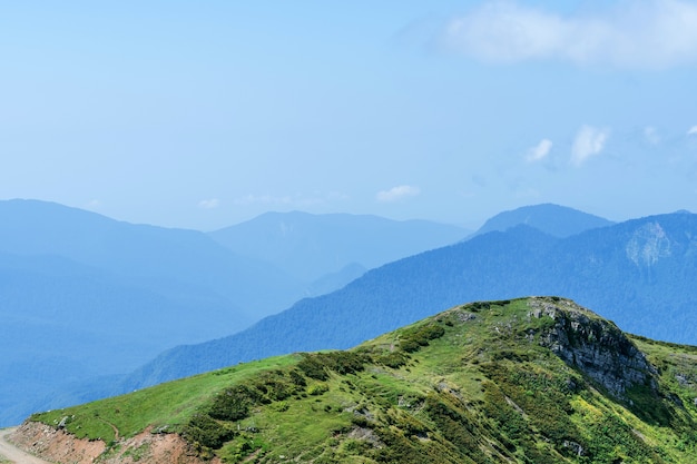 El paisaje de las montañas del Cáucaso en Krasnaya Polyana