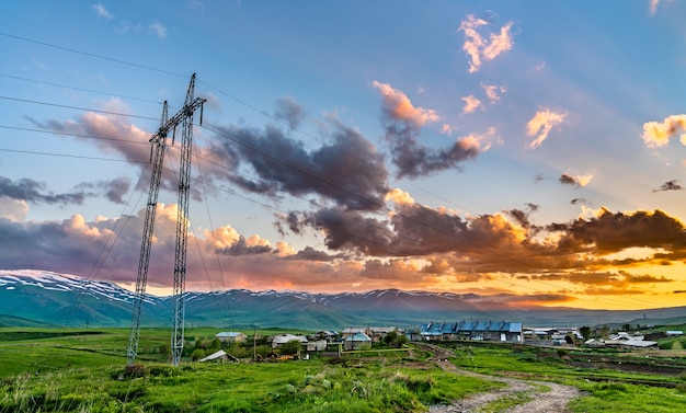 Paisaje de las montañas del Cáucaso en Vorotan Pass en Armenia