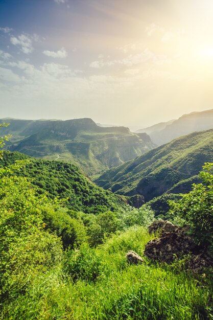 Paisaje con montañas y cielo al atardecer