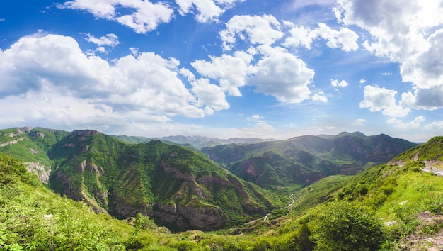 Paisaje con montañas y cielo