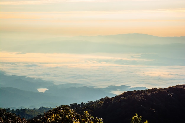 Paisaje, montañas y colinas en Tailandia