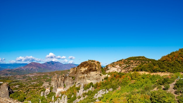 Paisaje de las montañas de Corfú con vegetación.