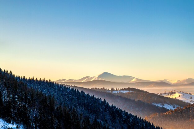 Paisaje de las montañas cubiertas de nieve.