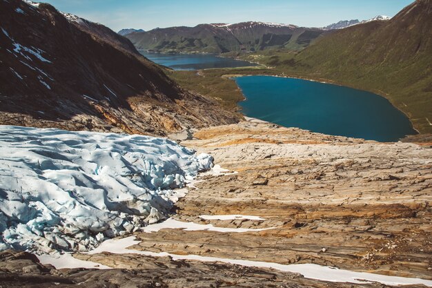 Paisaje de las montañas y el glaciar Svartisen paisaje en Noruega naturaleza escandinava