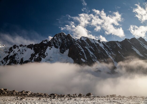 Foto paisaje de montañas hermosas