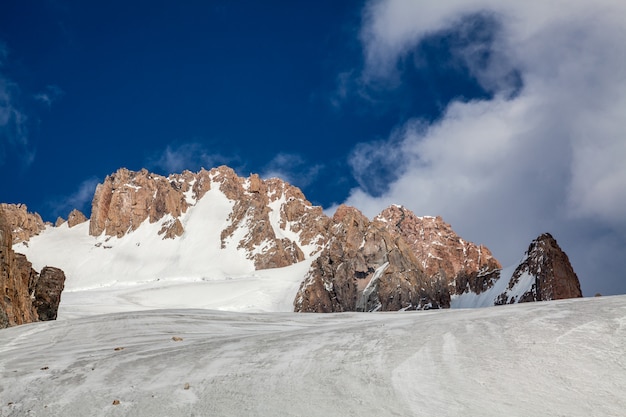 Foto paisaje de montañas hermosas