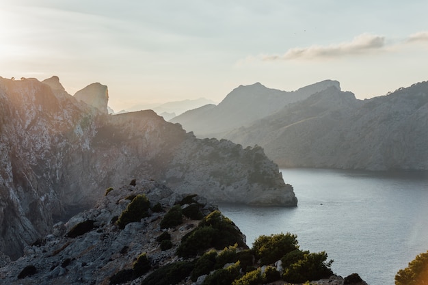 Paisaje de montañas y mar en calma