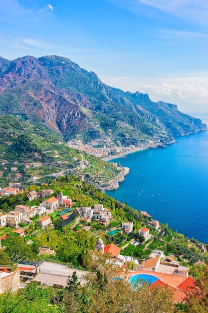 Paisaje con montañas y mar Tirreno en el pueblo de Ravello, costa de Amalfi, Italia