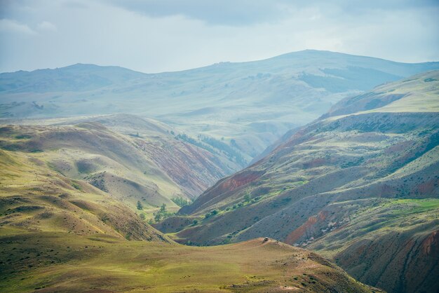 Paisaje de montañas multicolor