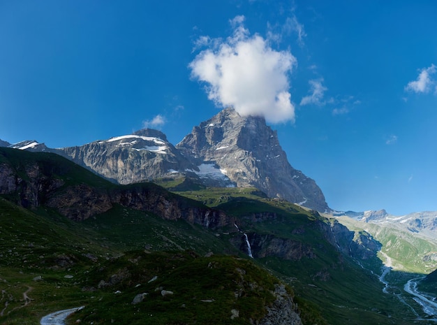 Paisaje de montañas nevadas de verano.