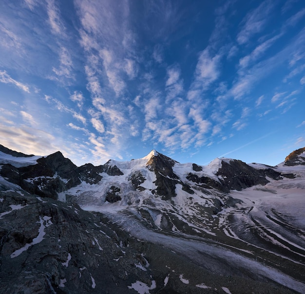 Paisaje de montañas nevadas