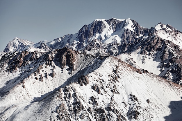 Paisaje de montañas nevadas