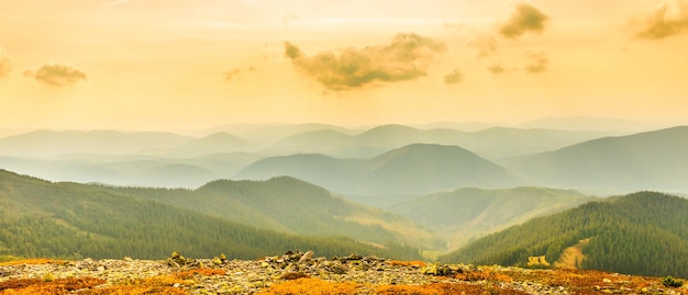 Paisaje de montañas de niebla al atardecer