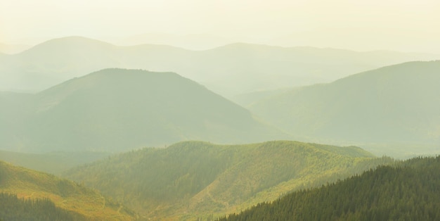 Paisaje de montañas de niebla al atardecer