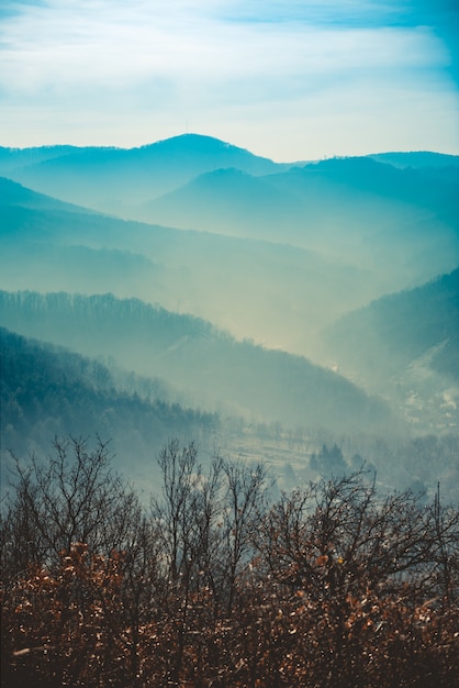 Paisaje de montañas en la niebla