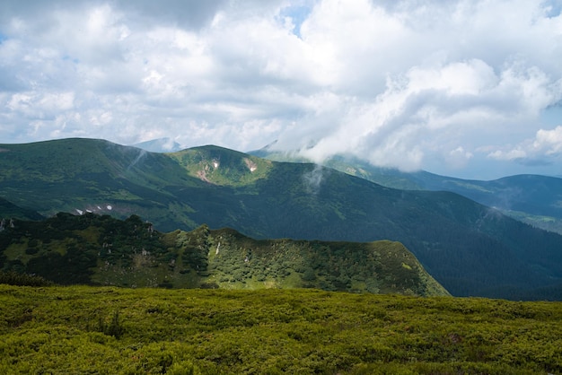 Paisaje con montañas y nubes. rocas. Senderismo destino turístico