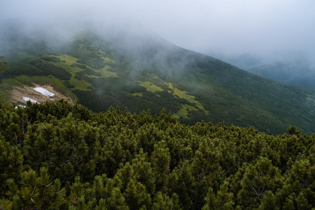 Paisaje con montañas y nubes. rocas. Senderismo destino turístico